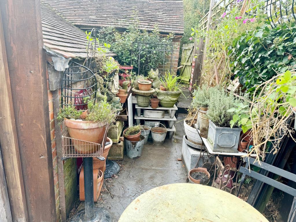 Lot: 140 - DETACHED PROPERTY WITH POTENTIAL - Side courtyard